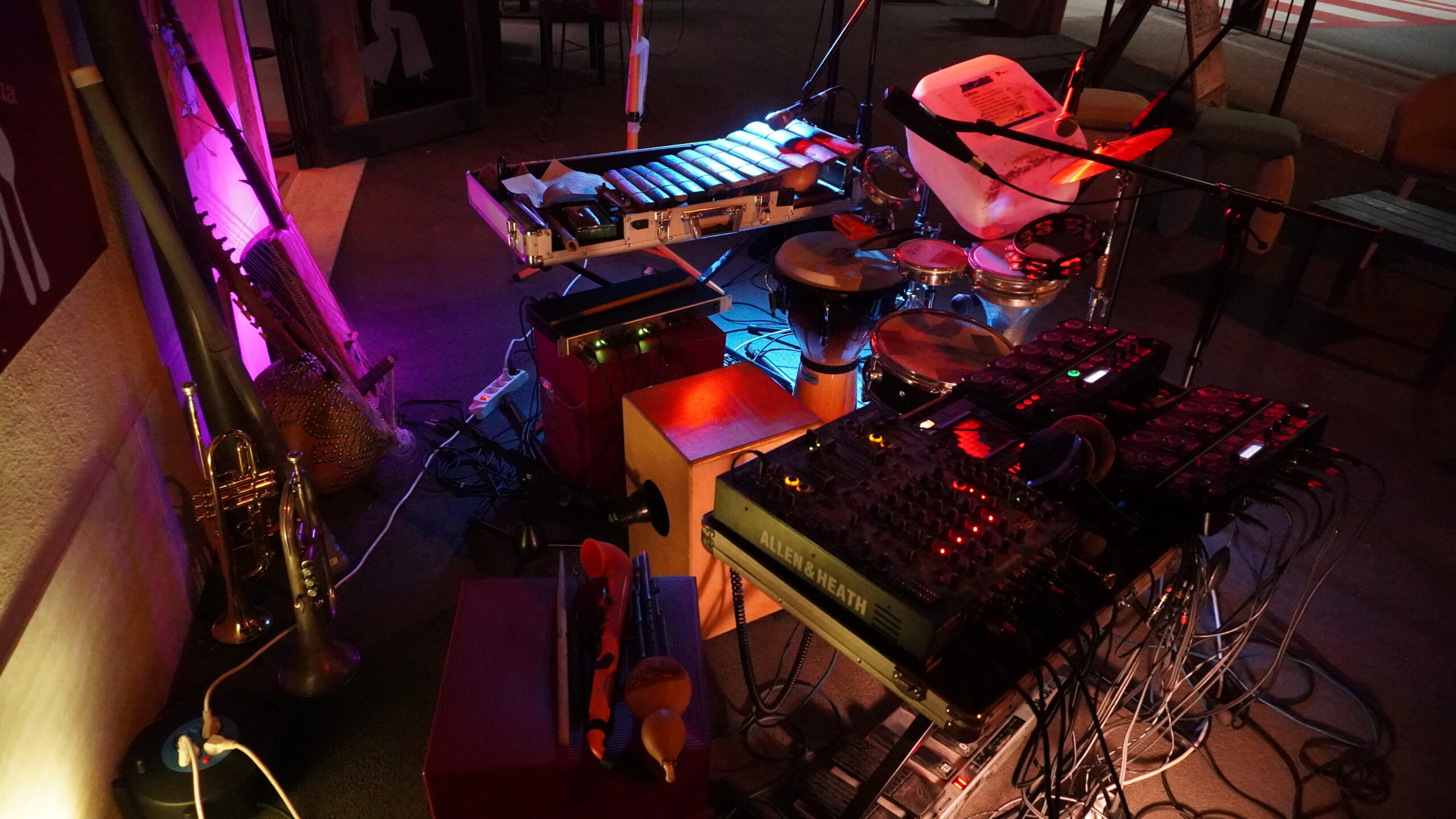 Polyinstrumentales Live-Performance-Setup von Arystan Petzold