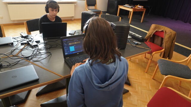 Jugend-Musikworkshop mit jungen Menschen beim Beatmaking