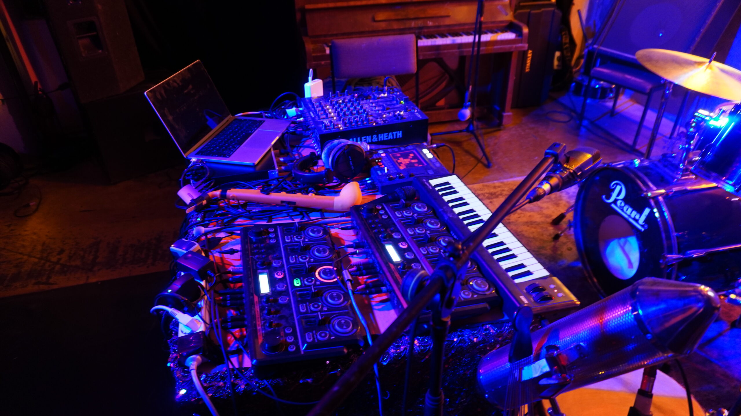Bühnenaufbau für eine Live-Looping-Performance von Arystan Petzold