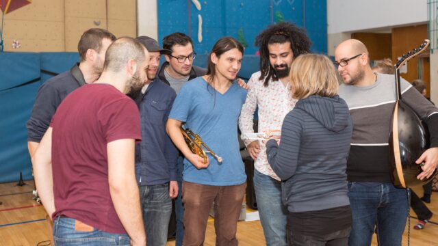 Team-Musikworkshop mit Künstler:innen und Schüler:innen beim gemeinsamen Musizieren