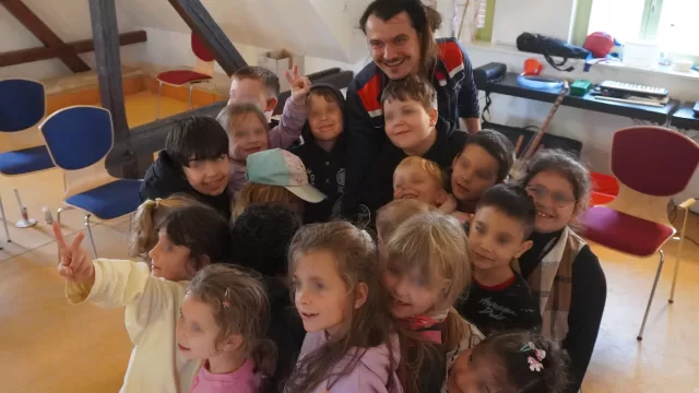 Gruppenfoto eines Schulmusikprojekts