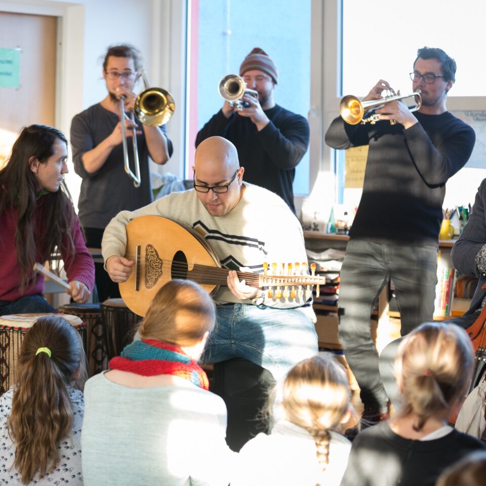 Team-Musikprojekt mit einer großen Gruppe