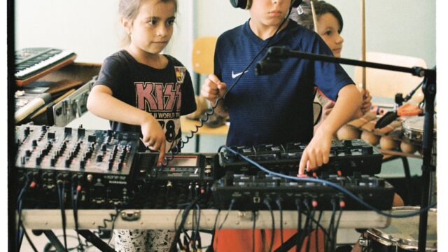 Kinder arbeiten im Musikworkshop mit Mikrofon, Mixer und Looptechnik