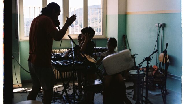 Musikworkshop im Klassenraum mit Mikrofonen und Instrumenten